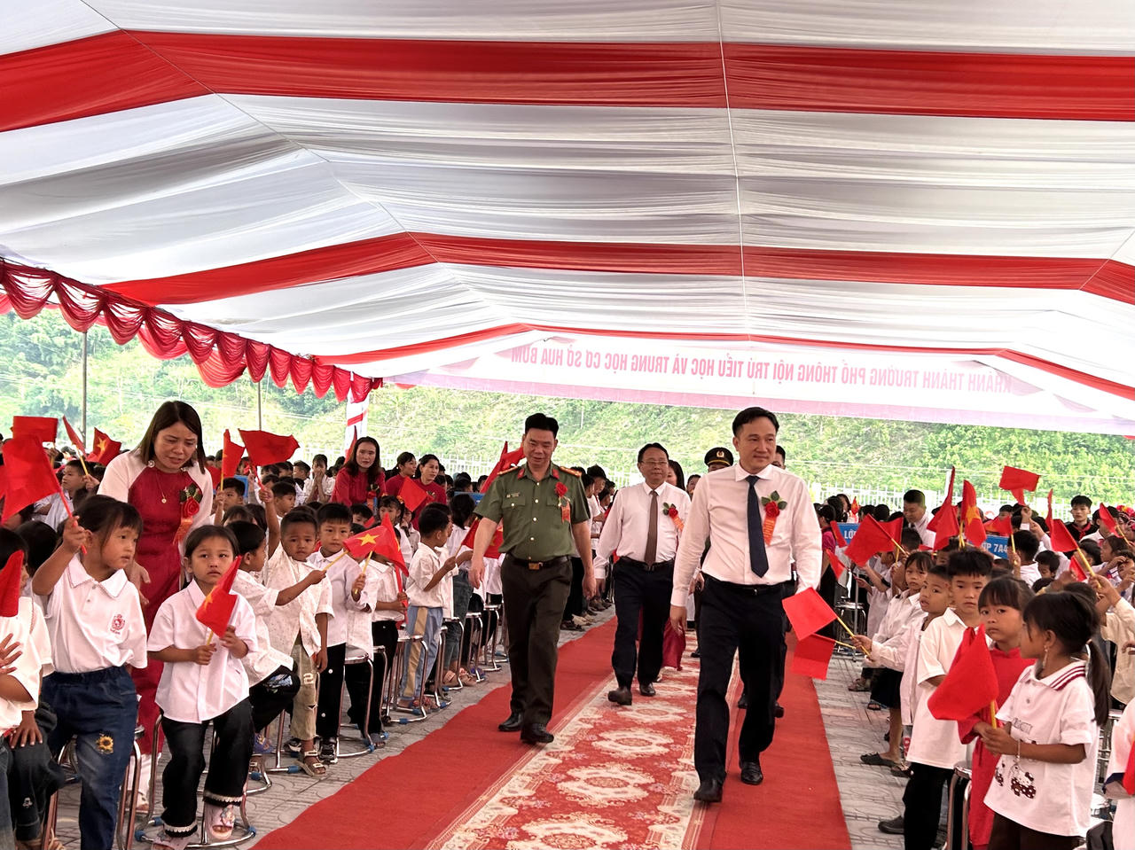 Hơn 1.000 học sinh dự khai giảng tại Trường Phổ thông nội trú Tiểu học và THCS Hua Bum