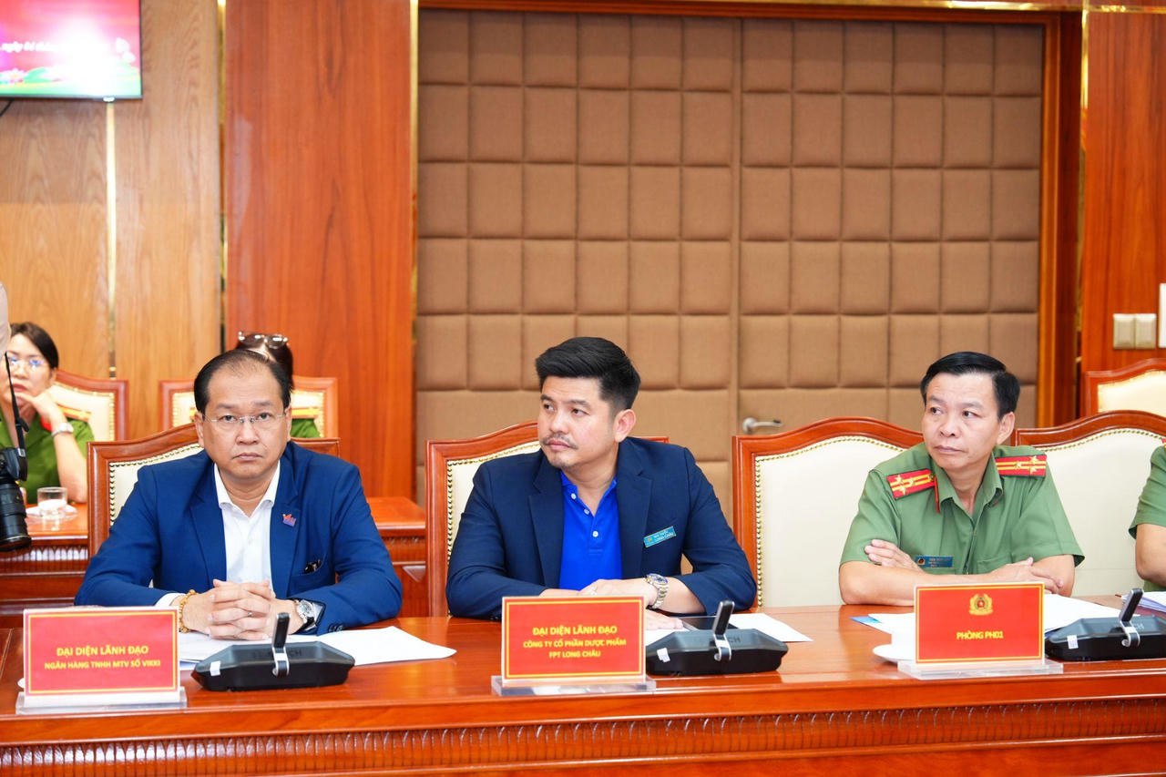 Ông Ngô Quốc Bảo (ở giữa) - Giám đốc Cấp cao phụ trách Nguồn nhân lực, Truyền thông, Trải nghiệm Khách hàng & Marketing, Hệ thống Nhà thuốc và Tiêm chủng Long Châu. Ảnh: H.Khánh