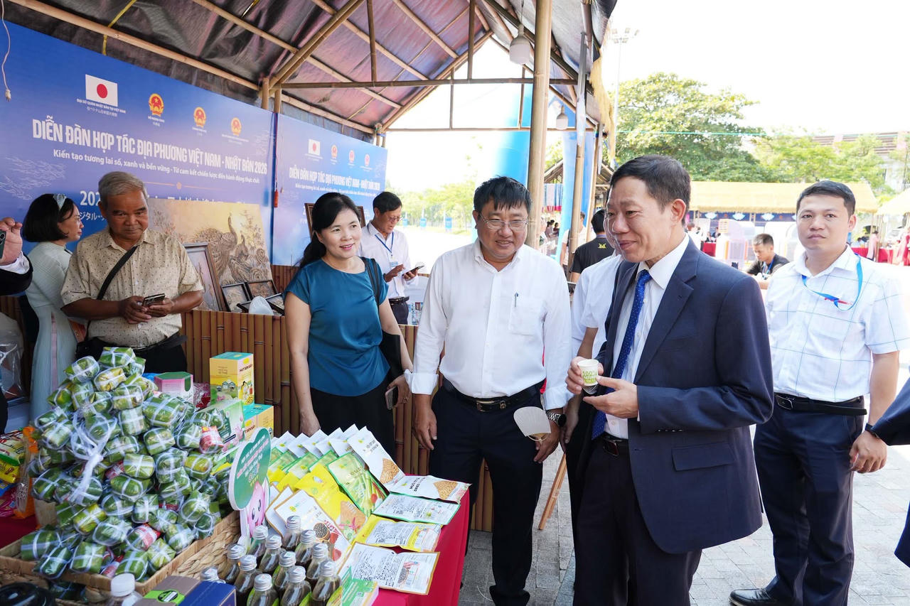 Không gian trưng bày không chỉ là nơi giới thiệu sản phẩm, hình ảnh và văn hóa đặc trưng mà còn được kỳ vọng trở thành điểm kết nối đa chiều giữa địa phương và doanh nghiệp. (Ảnh: UBND TP Huế)