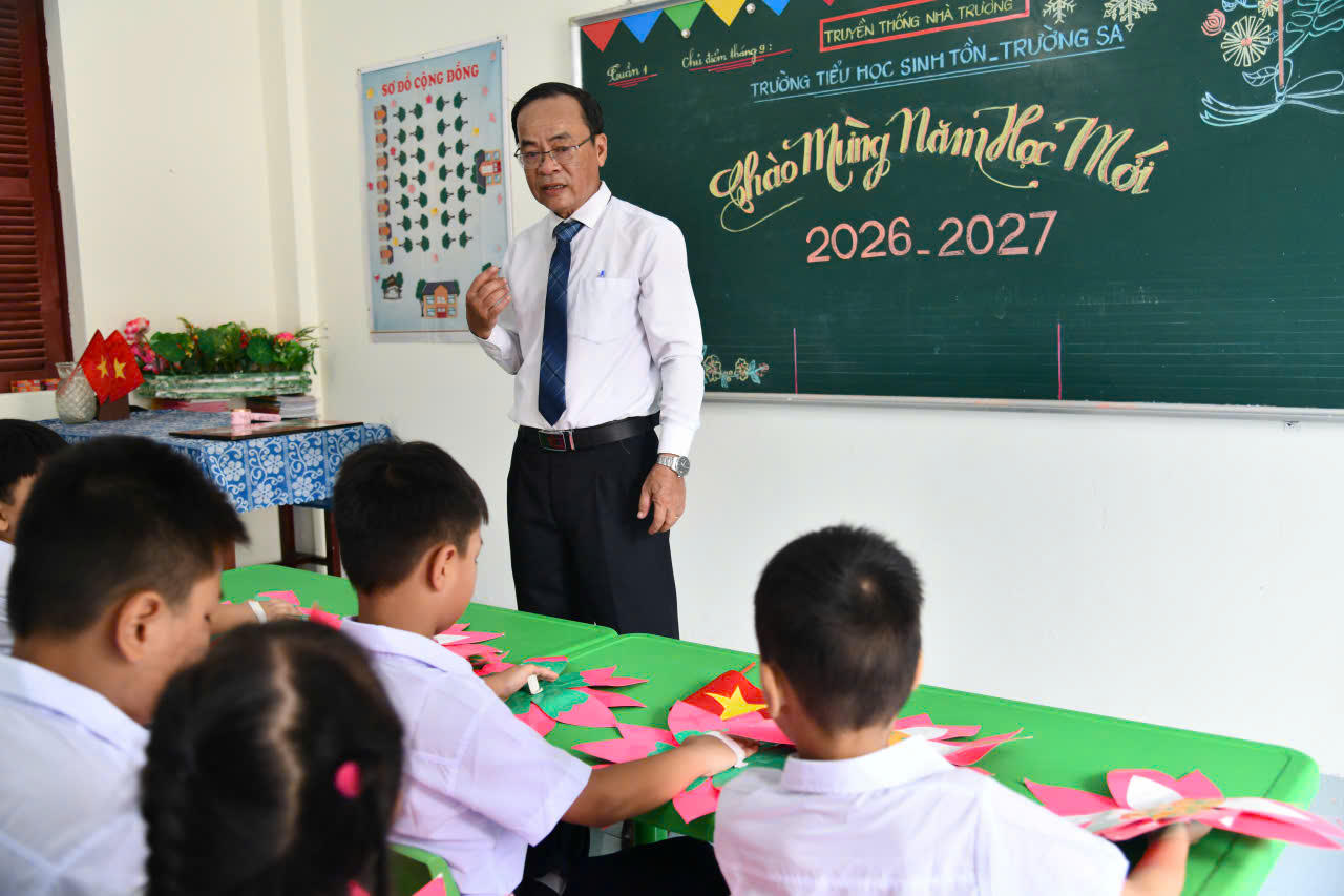 Thầy giáo Phan Quang Tuấn, Trường Tiểu học Sinh Tồn gặp gỡ các em học sinh sau khi khai giảng.