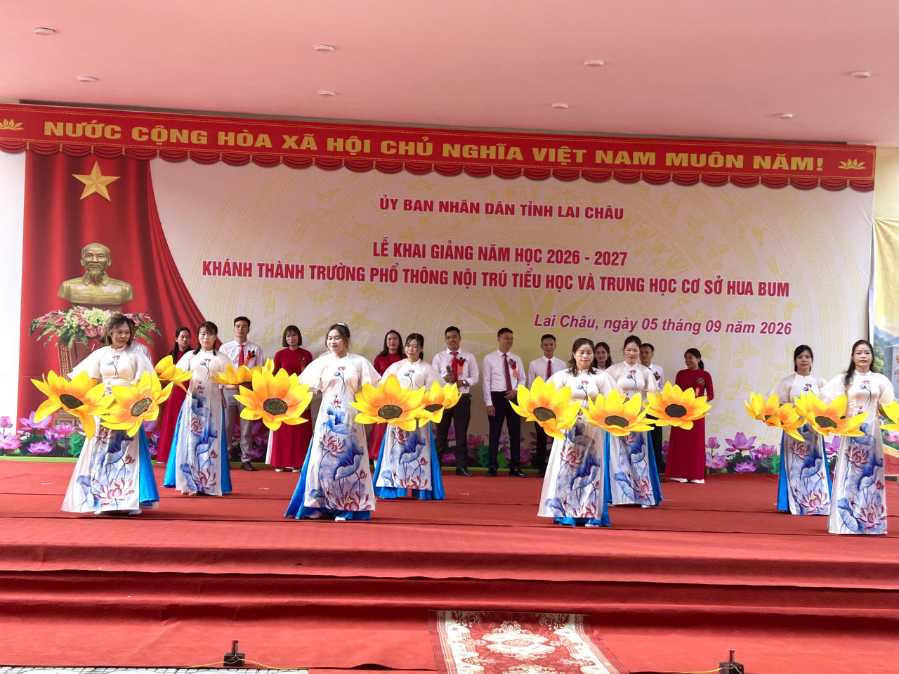 Chương trình văn nghệ tại lễ khai giảng. (Ảnh: Tống Bao)