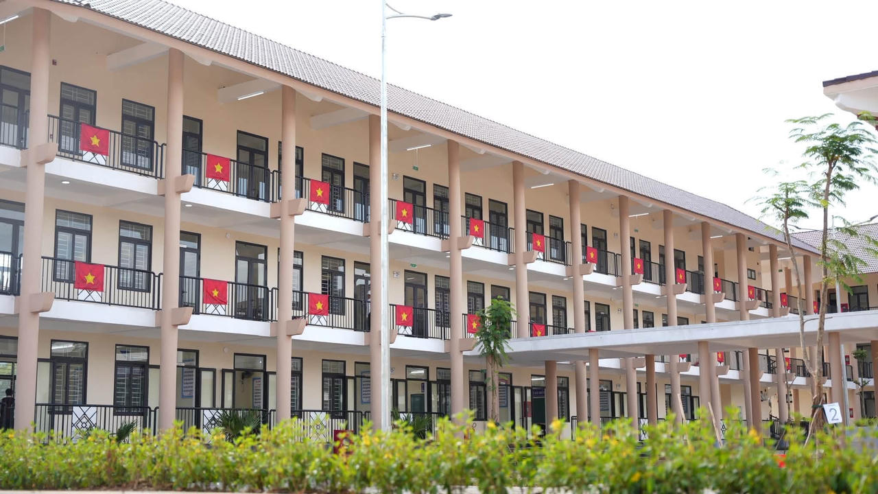 Hệ thống phòng học khang trang, sạch đẹp tại điểm trường nội trú liên cấp vùng cao A Lưới. (Ảnh: UBND TP Huế)