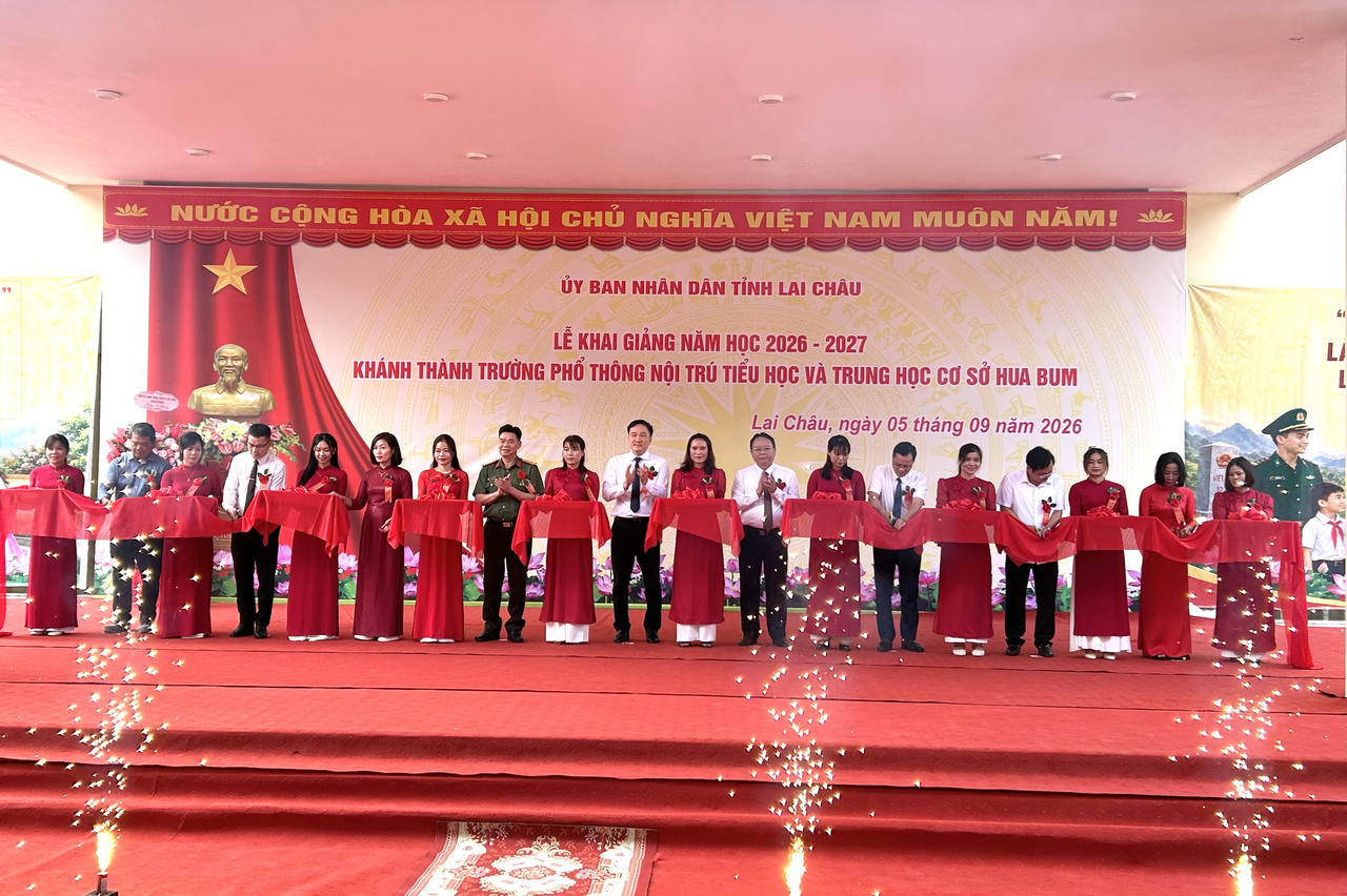 Các đại biểu thực hiện nghi thức cắt băng khánh thành. (Ảnh: Tống Bao)