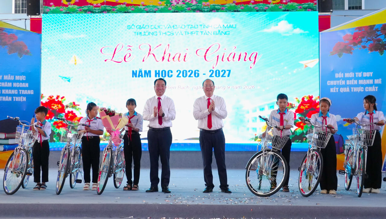 Lãnh đạo tỉnh Cà Mau dự khai giảng năm học mới