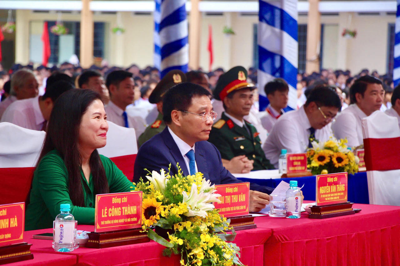 Phó Thủ tướng Chính phủ Nguyễn Văn Thắng chung vui cùng thầy cô và học sinh Trường THCS Hùng Vương trong ngày khai giảng năm học mới. Ảnh: DK