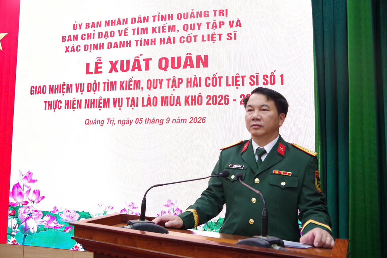 Thượng tá Lê Quang Thắng, Phó Chủ nhiệm Chính trị, Bộ CHQS tỉnh công bố quyết định của Quân khu 4. (Ảnh: Xuân Diện)