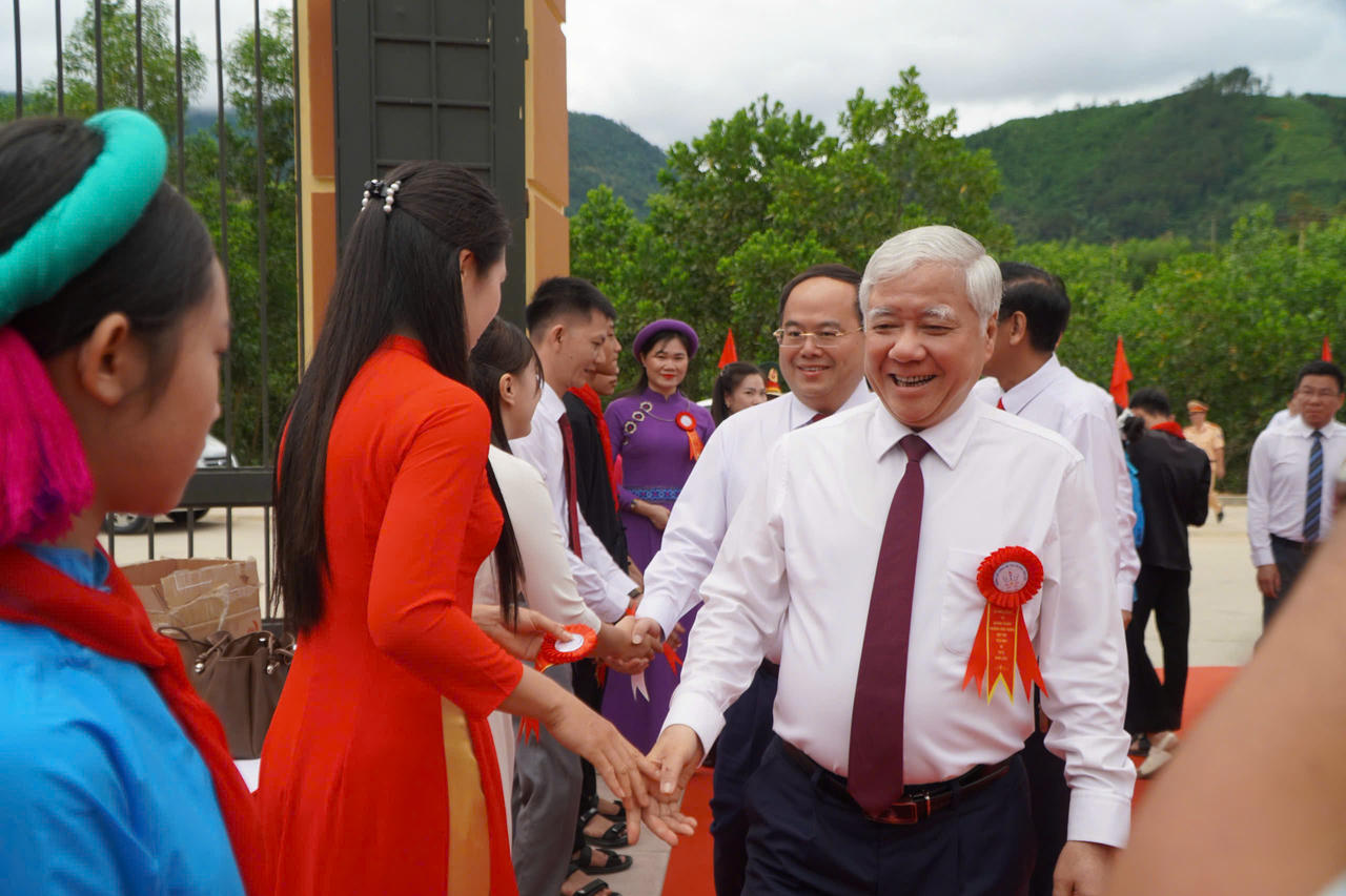 Phó Chủ tịch Thường trực Quốc hội mong muốn thầy và trò nhà trường tiếp tục phát huy truyền thống, đoàn kết, không ngừng nỗ lực nâng cao chất lượng phong trào dạy và học. (Ảnh: Đức Dương)