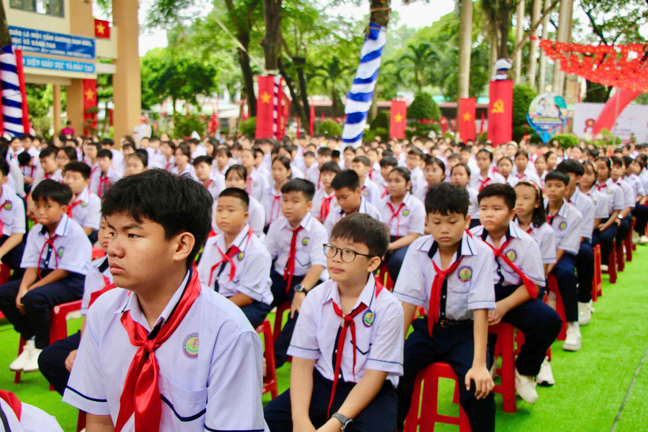 Gần 2.000 học sinh Trường THCS Hùng Vương bước vào năm học mới. Ảnh: DK