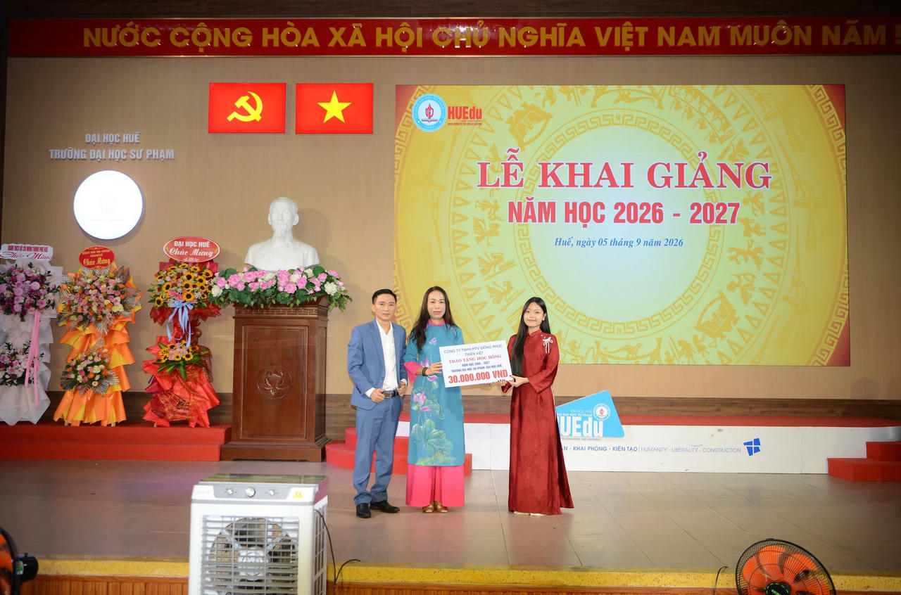 Doanh nghiệp tặng học bổng cho trường