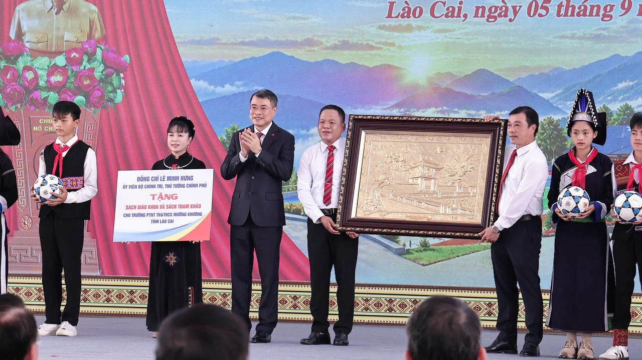 Thủ tướng Chính phủ tặng quà cho thầy cô nhà trường (Ảnh: Trường Hải).