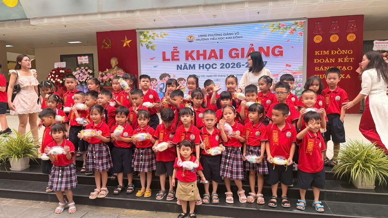 Các em học sinh lớp 1 chụp ảnh lưu niệm tại lễ khai giảng Trường Tiểu học Kim đồng sáng 05/9/2026.