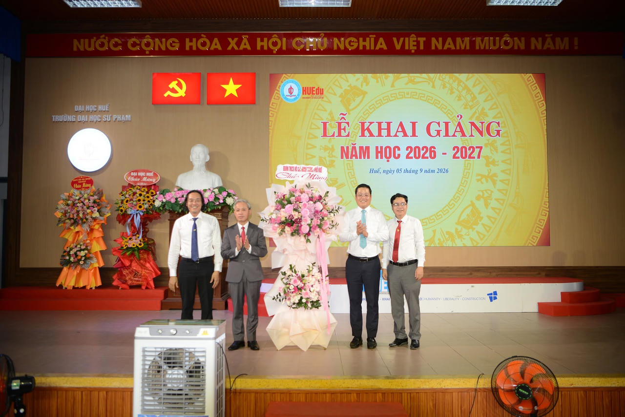 Anh Nguyễn Thanh Hoài  (Thành ủy viên, Ủy viên Ban Chấp hành Trung ương Đoàn, Phó Chủ tịch Ủy ban MTTQ Việt Nam thành phố Huế, Bí thư Thành Đoàn, Chủ tịch Hội Liên hiệp Thanh niên Việt Nam TP Huế) tặng hoa chúc mừng ĐH Sư phạm Huế