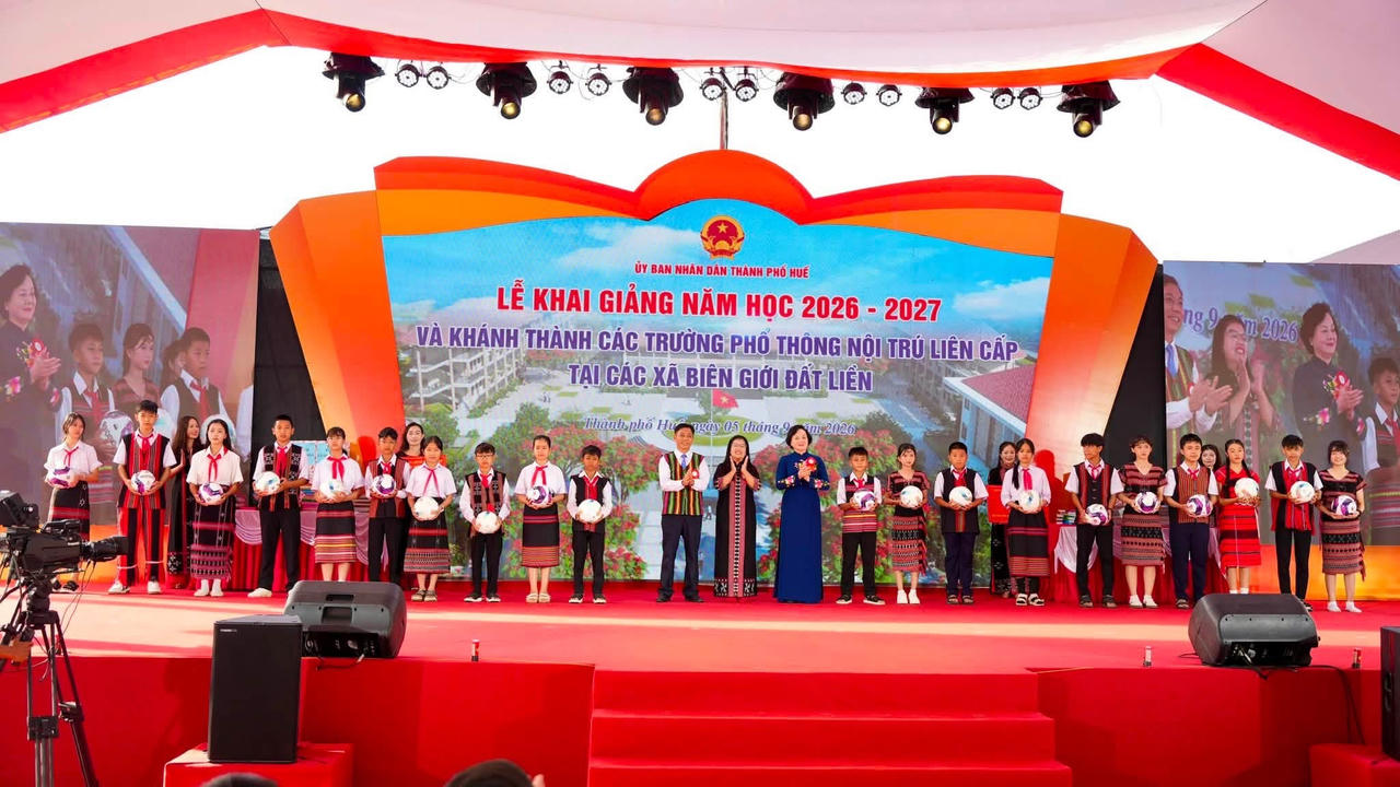 Phó Thủ tướng Chính phủ Phạm Thị Thanh Trà trao tặng 20 quả bóng đá của Tổng Bí thư, Chủ tịch nước Tô Lâm cho học sinh. (Ảnh: UBND TP Huế)