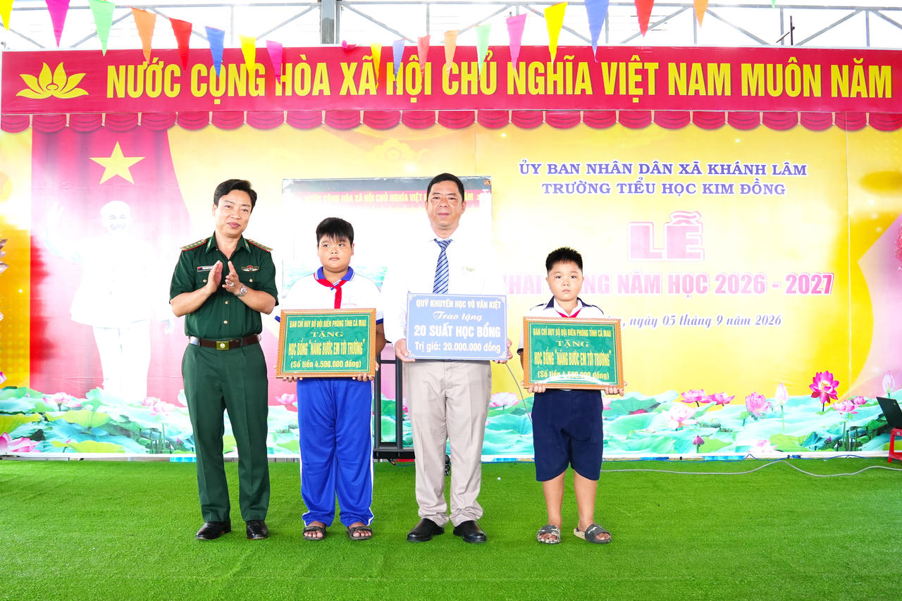Đại tá Phạm Minh Giang tặng học bổng cho học sinh Trường Tiểu học Kim Đồng, xã Khánh Lâm (Ảnh: T.N).