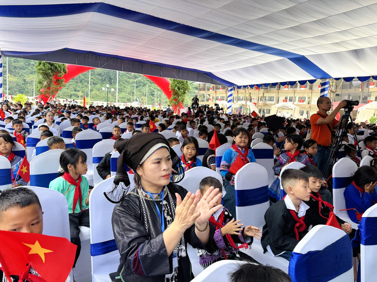 Buổi lễ có sự tham gia đông đảo thầy cô và các em học sinh. (Ảnh: Nguyễn Hải)