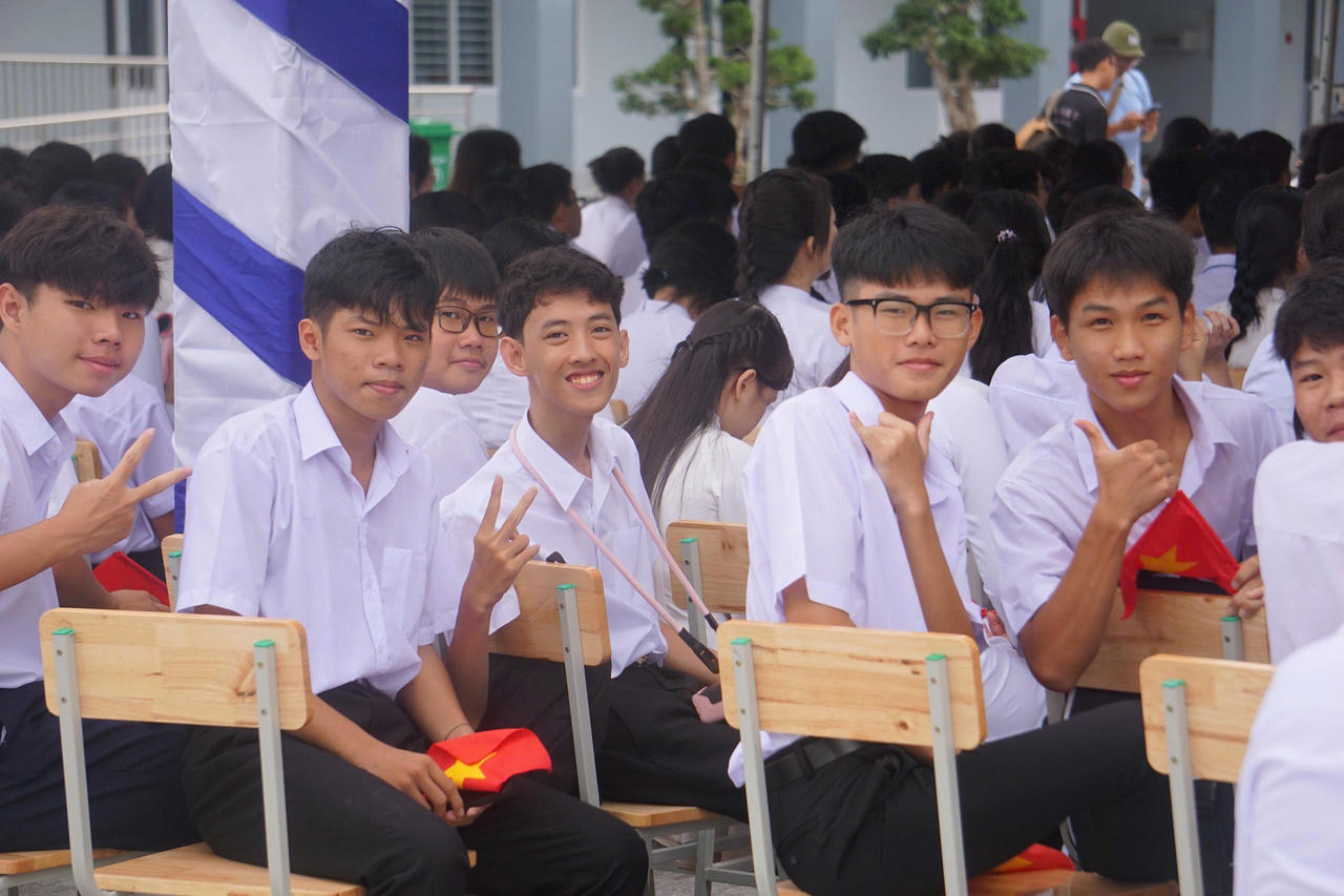Thế hệ học trò đầu tiên của Trường THPT Võ Nguyên Giáp phấn khởi trong lễ khai giảng năm học 2026–2027. Ảnh: Quốc Toàn