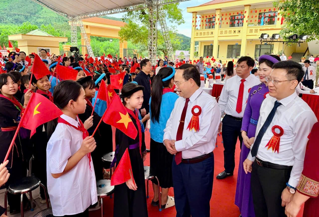 Ông Quản Minh Cường - Ủy viên Trung ương Đảng, Bí thư Thành ủy, Trưởng Đoàn ĐBQH thành phố Quảng Ninh chúc mừng những kết quả mà nhà trường đạt được trong năm học vừa qua. (Ảnh: Đức Dương)