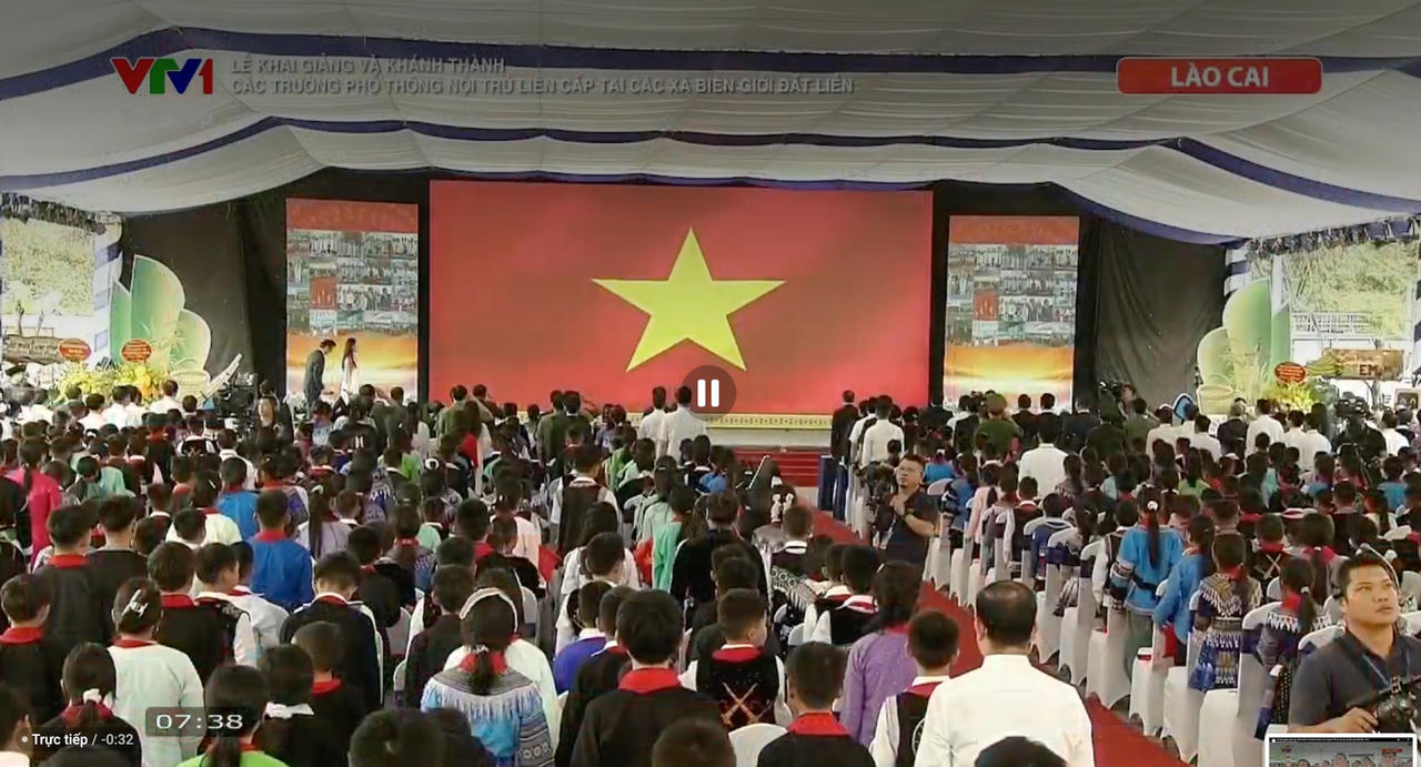 Các đại biểu, thầy cô giáo và học sinh tại các điểm cầu trên cả nước thực hiện nghi lễ chào cờ.