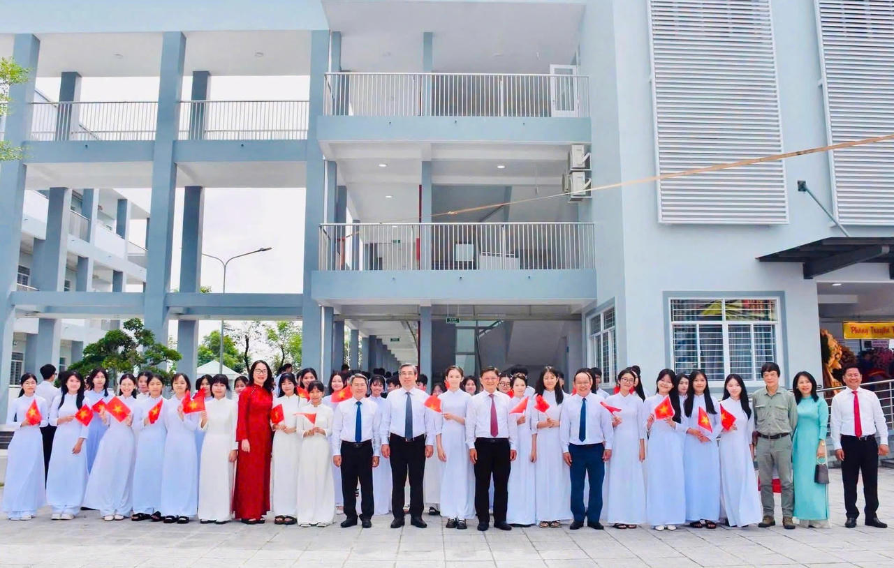 Ông Nguyễn Phước Lộc, Ủy viên Trung ương Đảng, Phó Bí thư Thành ủy, Chủ tịch Ủy ban MTTQ Việt Nam Thành phố Hồ Chí Minh; ông Nguyễn Mạnh Cường, Ủy viên dự khuyết Trung ương Đảng, Phó Chủ tịch UBND Thành phố Hồ Chí Minh chụp ảnh lưu niệm cùng thầy cô giáo và học sinh Trường THPT Võ Nguyên Giáp trong dịp Khánh thành Nhà trường vừa qua. Ảnh: Tiến Dũng