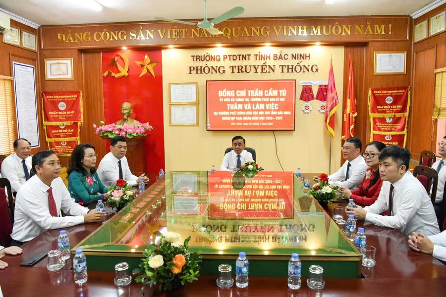Ủy viên Bộ Chính trị, Thường trực Ban Bí thư Trần Cẩm Tú cùng đoàn công tác thăm và làm việc với Trường PT DTNT tỉnh Bắc Ninh. (Ảnh Đăng Chung)