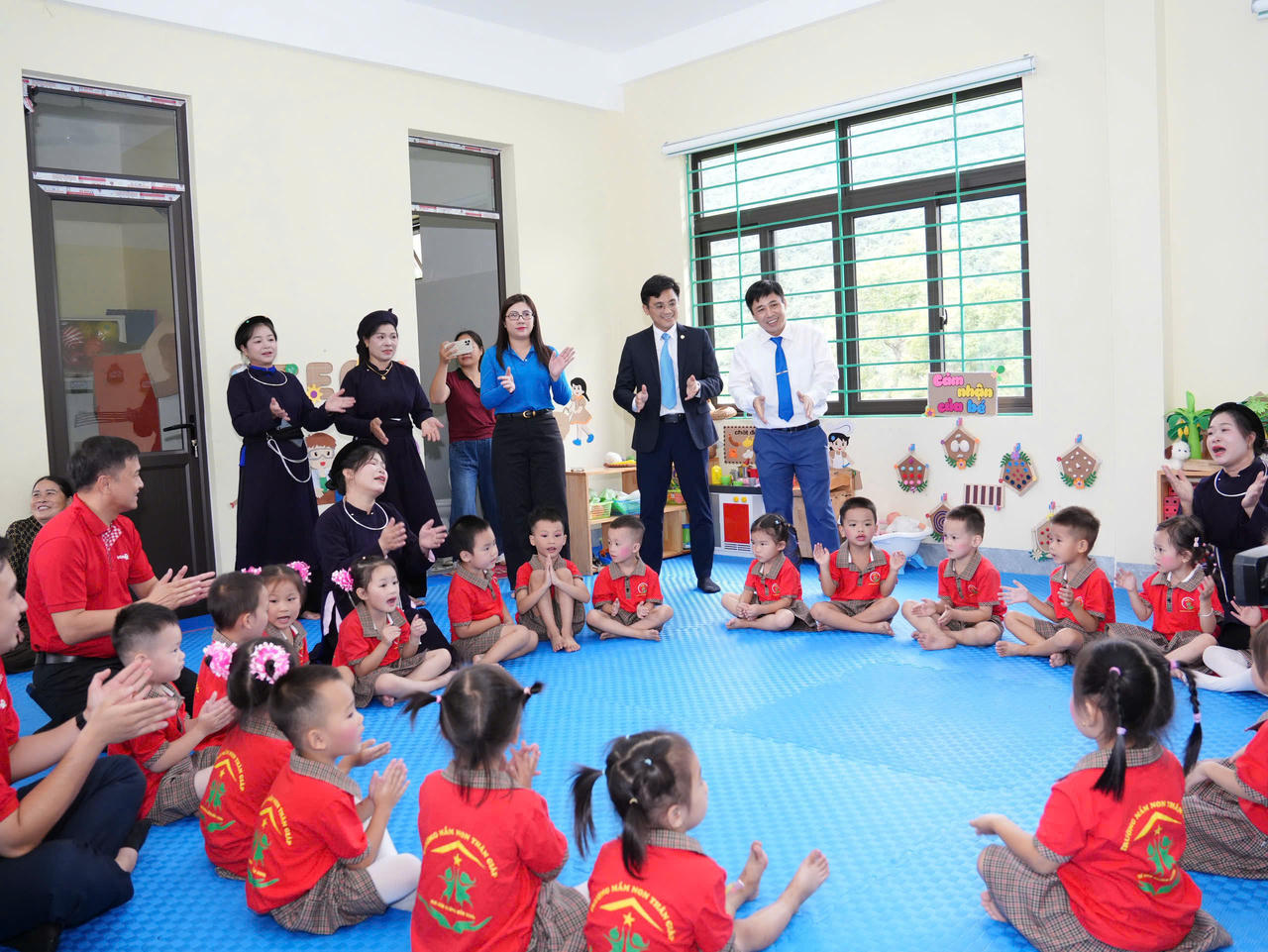 Cô và trò hạnh phúc khi có lớp học khang trang, an toàn từ sự chung tay của Bảo Việt.