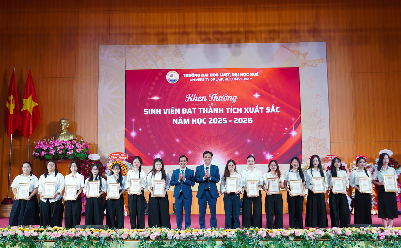 Khen thưởng các sinh viên có thành tích xuất sắc trong năm học 2025–2026. (Ảnh: N.Thà)