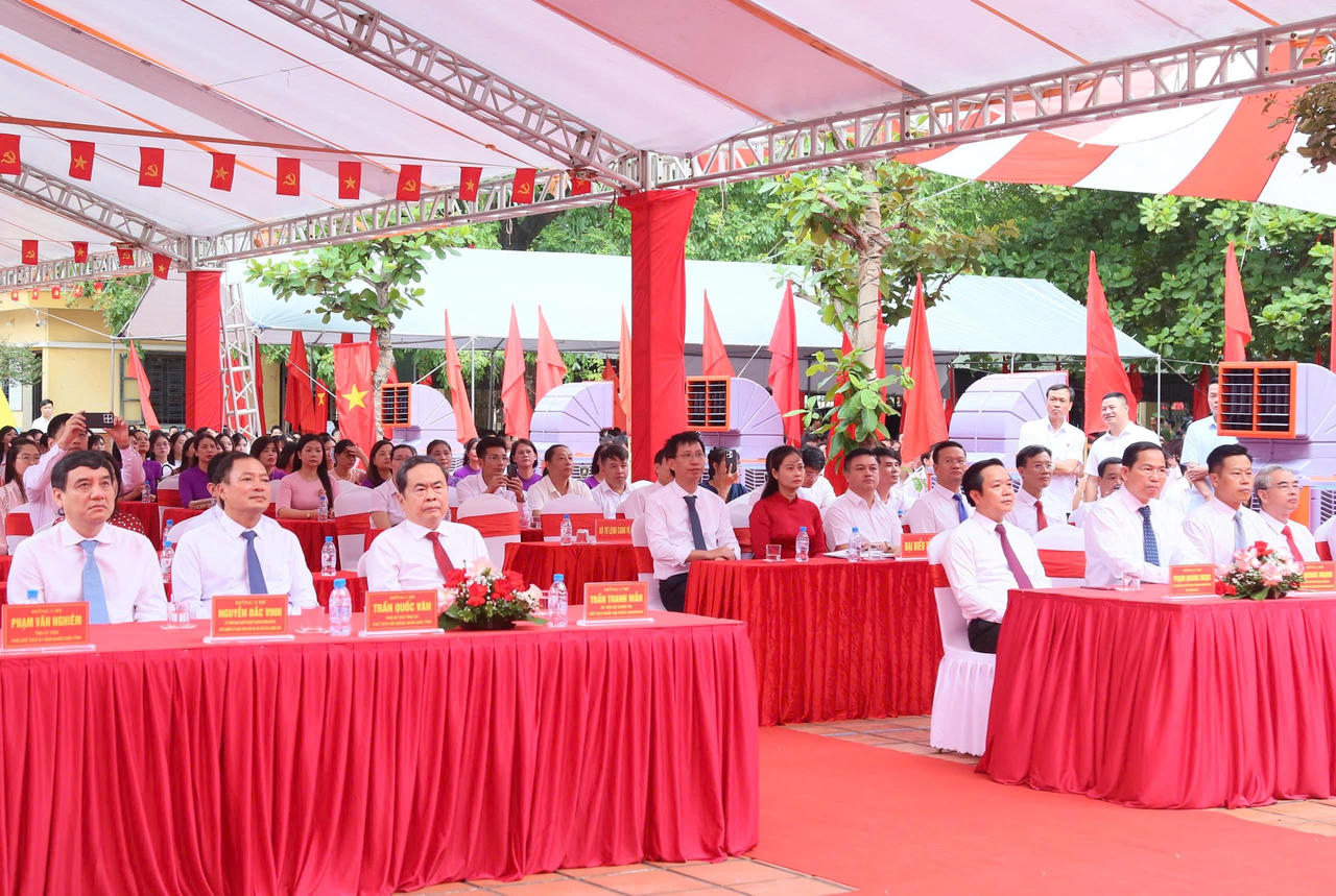 Ủy viên Bộ Chính trị, Chủ tịch Quốc hội Trần Thanh Mẫn cùng các đại biểu tham dự Lễ khai giảng (Ảnh Vũ Hùng)
