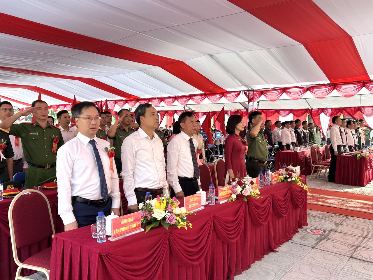Các đại biểu và toàn thể cán bộ, giáo viên và các em học sinh thực hiện nghi thức chào cờ. (Ảnh: Tống Bao)