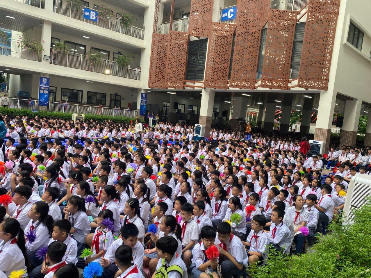 Hình ảnh các em háo hức, vui tươi trong ngày tựu trường (Ảnh: Huyền Trang)