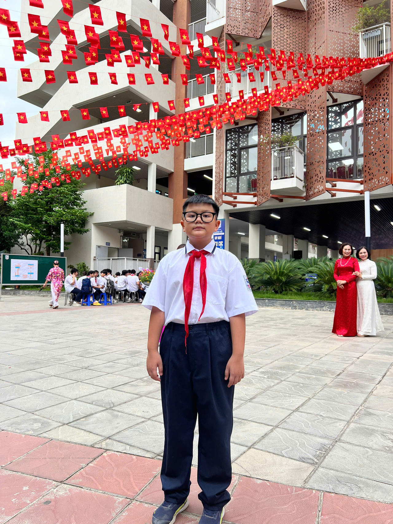 Em Nguyễn Anh Minh (học sinh lớp 6) chia sẻ những cảm xúc, kỳ vọng trong ngày đầu năm học mới. (Ảnh: Huyền Trang) 