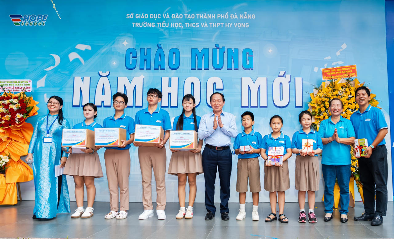 Phó Thủ tướng Chính phủ Lê Tiến Châu tặng quà cho các em học sinh. Bà Trương Thanh Thanh - Thành viên Hội đồng Sáng lập, Chủ tịch Quỹ Hy Vọng (thứ hai từ phải qua), ông Hoàng Quốc Quyền - Giám đốc Trường Hy Vọng (ngoài cùng bên phải) cùng các em học sinh nhận phần quà (ảnh Vân Anh)