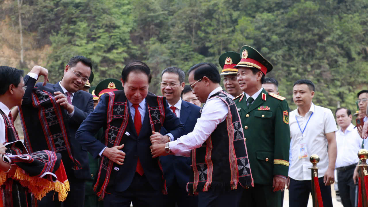 Công trình góp phần cụ thể hóa đường lối, chủ trương, chính sách dân tộc của Đảng và Nhà nước, nhất là tinh thần Nghị quyết số 71 của Bộ Chính trị về đột phá phát triển giáo dục và đào tạo; tạo điều kiện để con em đồng bào các dân tộc thiểu số vùng cao được học tập, sinh hoạt... (ảnh Vân Anh)