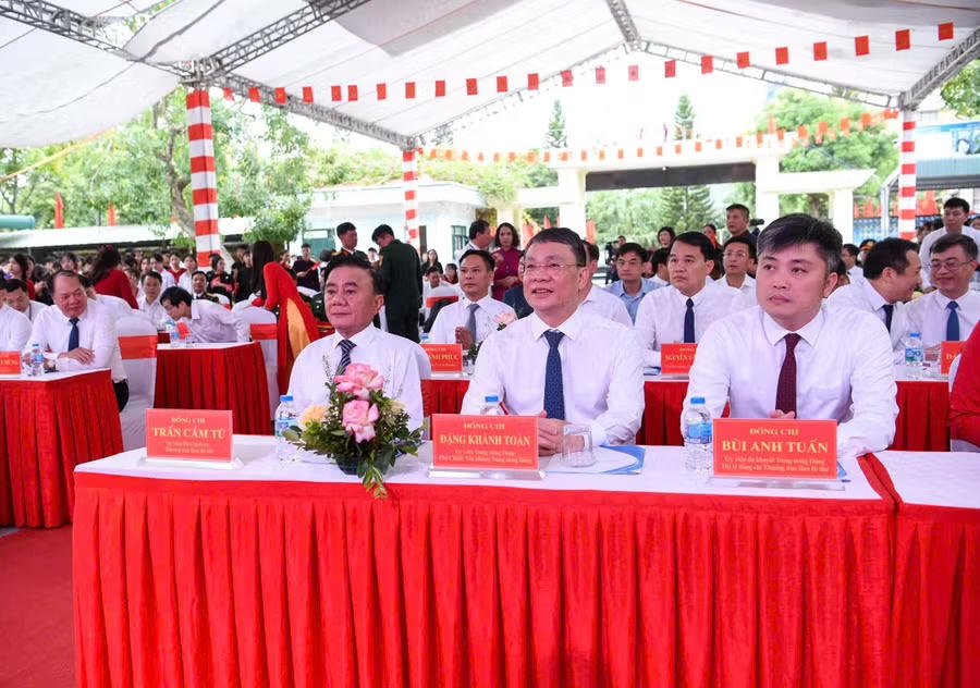 Ủy viên Bộ Chính trị, Thường trực Ban Bí thư Trần Cẩm Tú cùng các đại biểu dự khai giảng tại Trường PT DTNT tỉnh Bắc Ninh. (Ảnh Đăng Chung)