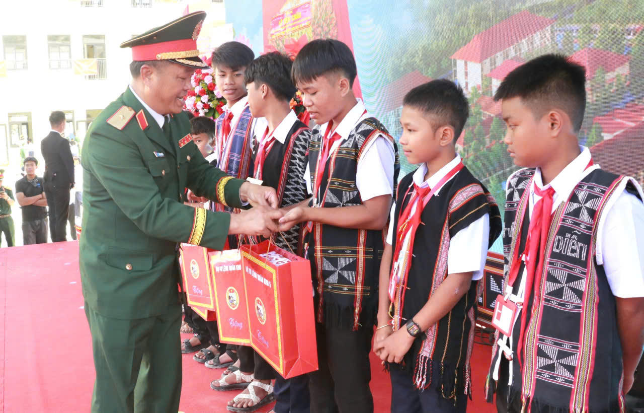 Dịp này, Quân khu 5 trao 20 suất quà tặng các cháu học sinh tiêu biểu (ảnh Vân Anh)