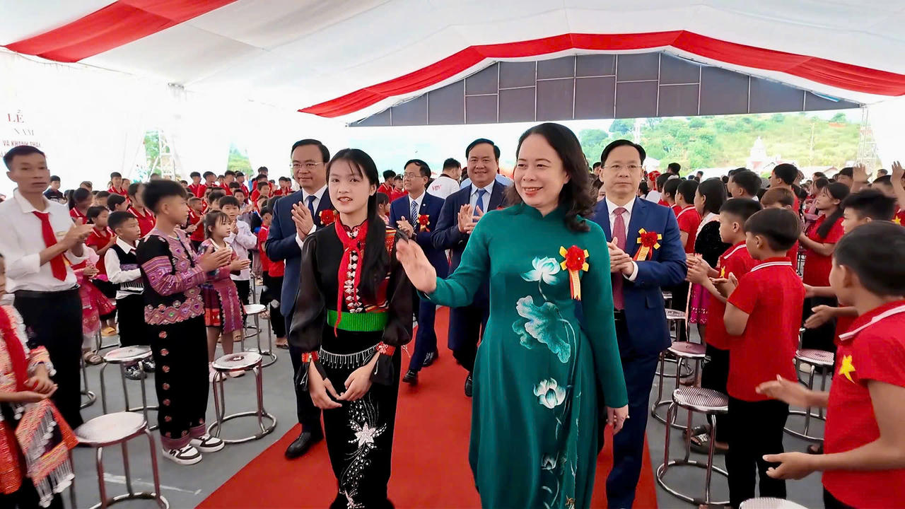 Phó Chủ tịch nước Võ Thị Ánh Xuân dự khai giảng năm học mới tại Chiềng Sơn