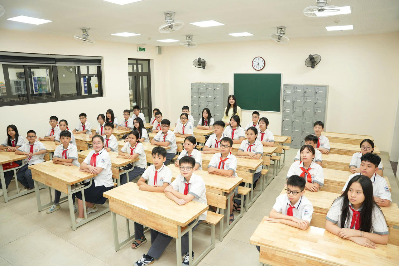 Hình ảnh các em học sinh đang dự lễ khai giảng trực tuyến chung toàn quốc. 