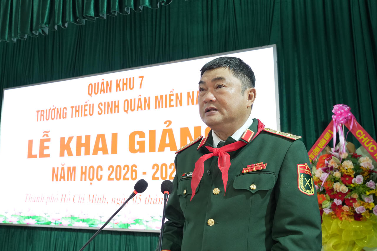 Trung tướng Lê Xuân Thế, Ủy viên Ban chấp hành Trung ương Đảng, Ủy viên Quân ủy Trung ương, Tư lệnh Quân khu 7 phát biểu chỉ đạo tại buổi lễ. Ảnh: Lê Huy