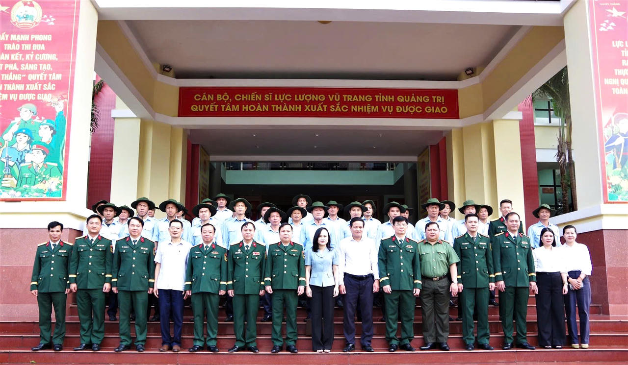 Các đại biểu chụp ảnh lưu niệm. (Ảnh: Xuân Diện)