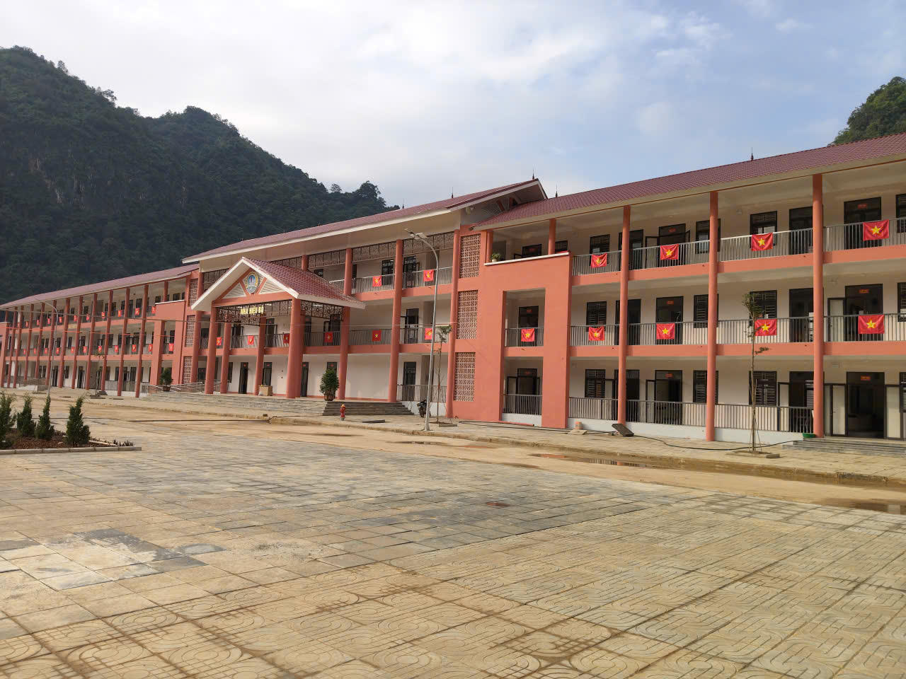 Những dãy phòng học mới khang trang (Ảnh: PV).