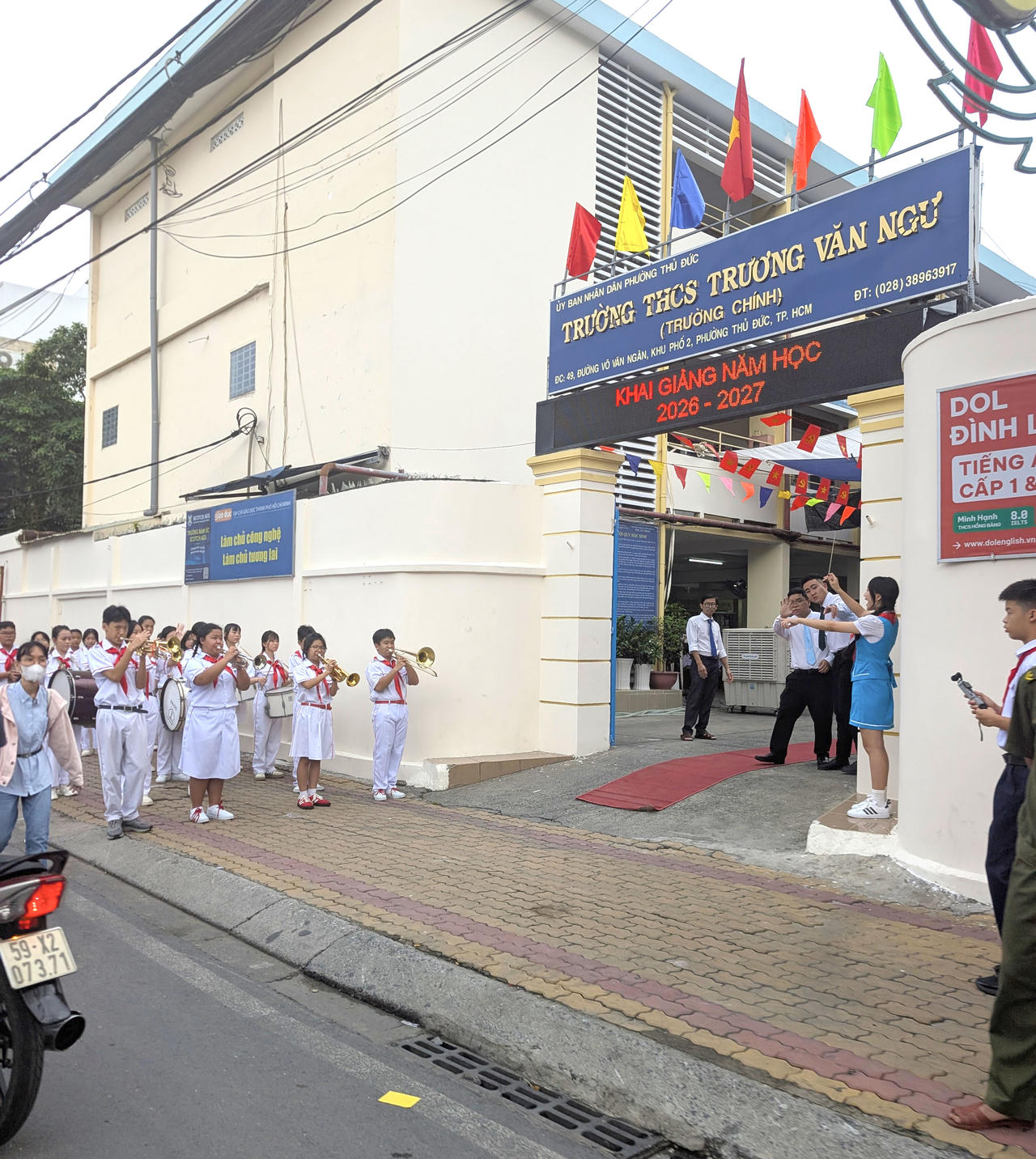 Đội nghi thức của trường Trương Văn Ngư, phường Thủ Đức chào đón các học sinh đến dự lễ khai giảng. Ảnh TG