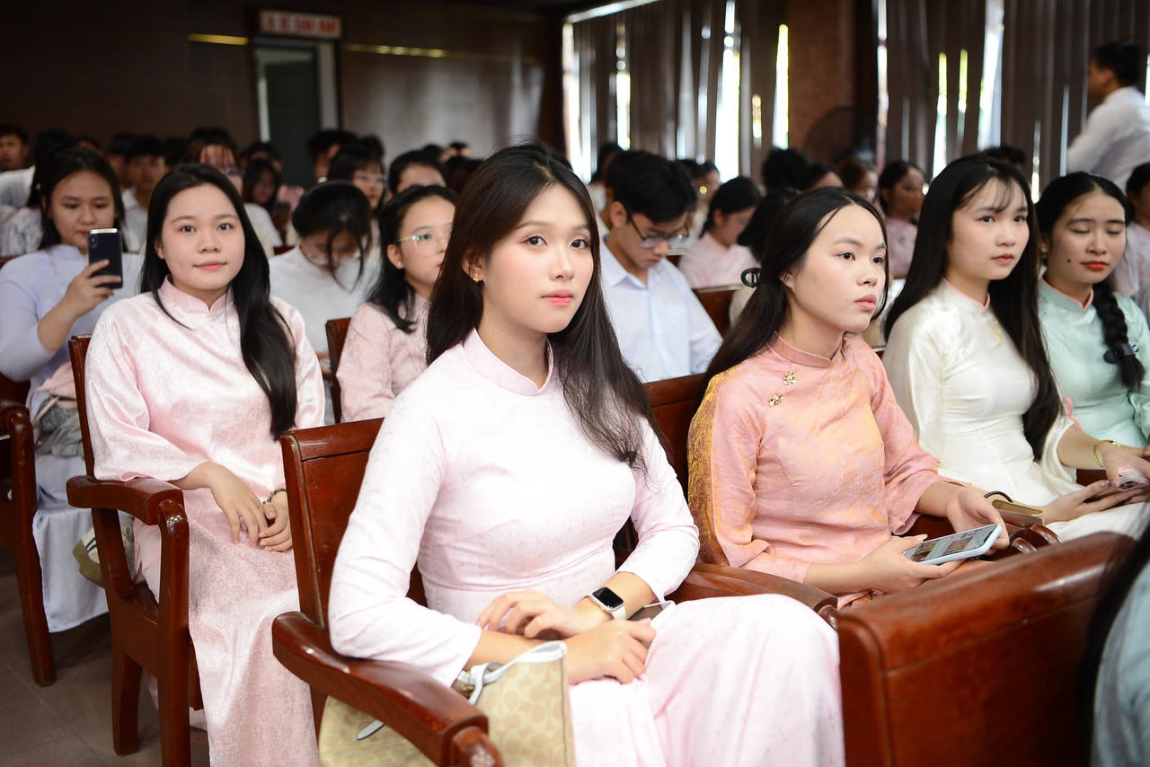  Trường ĐH Sư phạm Huế là một trong những trung tâm đào tạo giáo viên chủ chốt, uy tín hàng đầu tại miền Trung, Tây Nguyên và cả nước