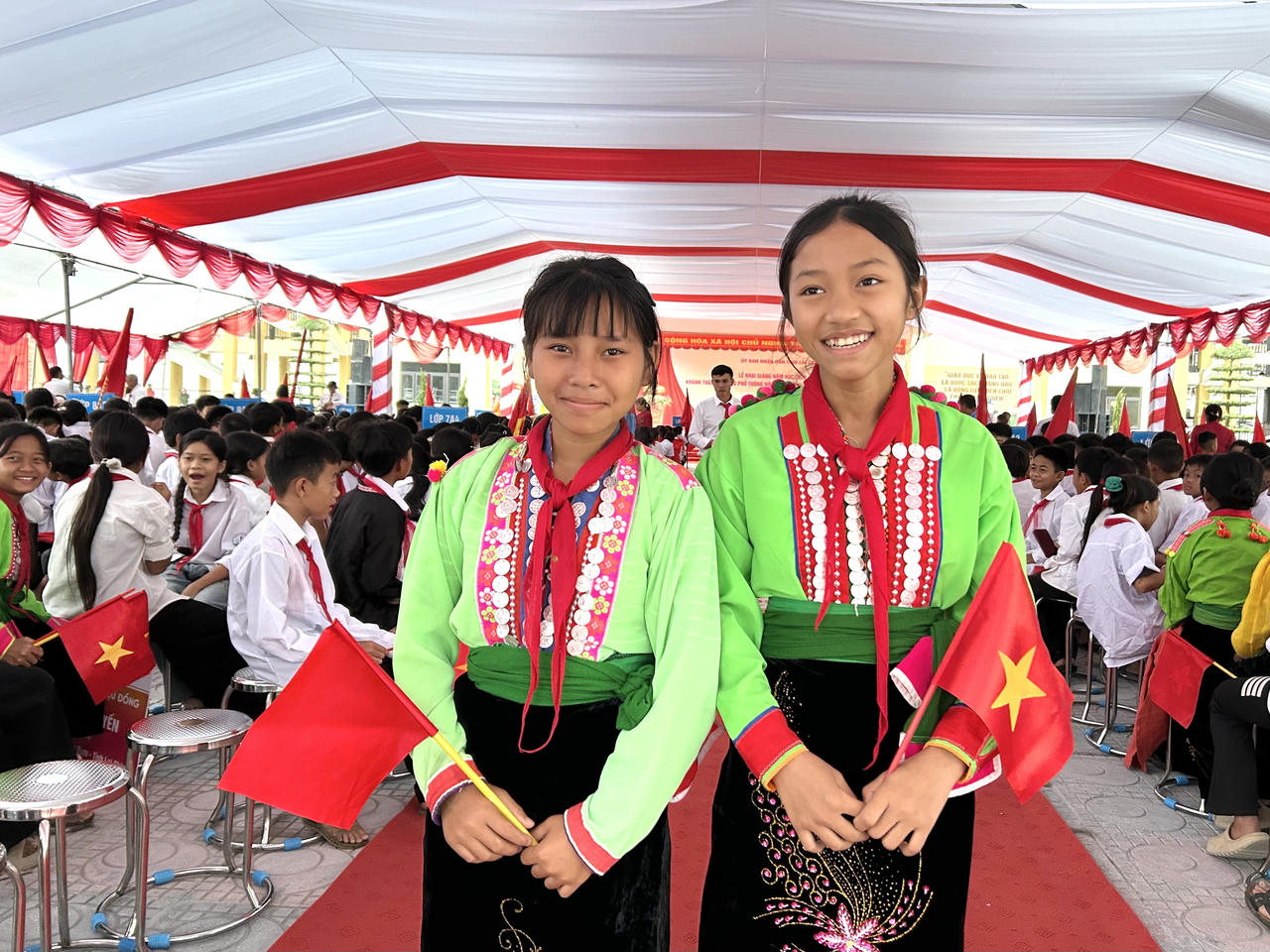 Những em học sinh với những bộ trang phục truyền thống của dân tộc mình. (Ảnh: Tống Bao)