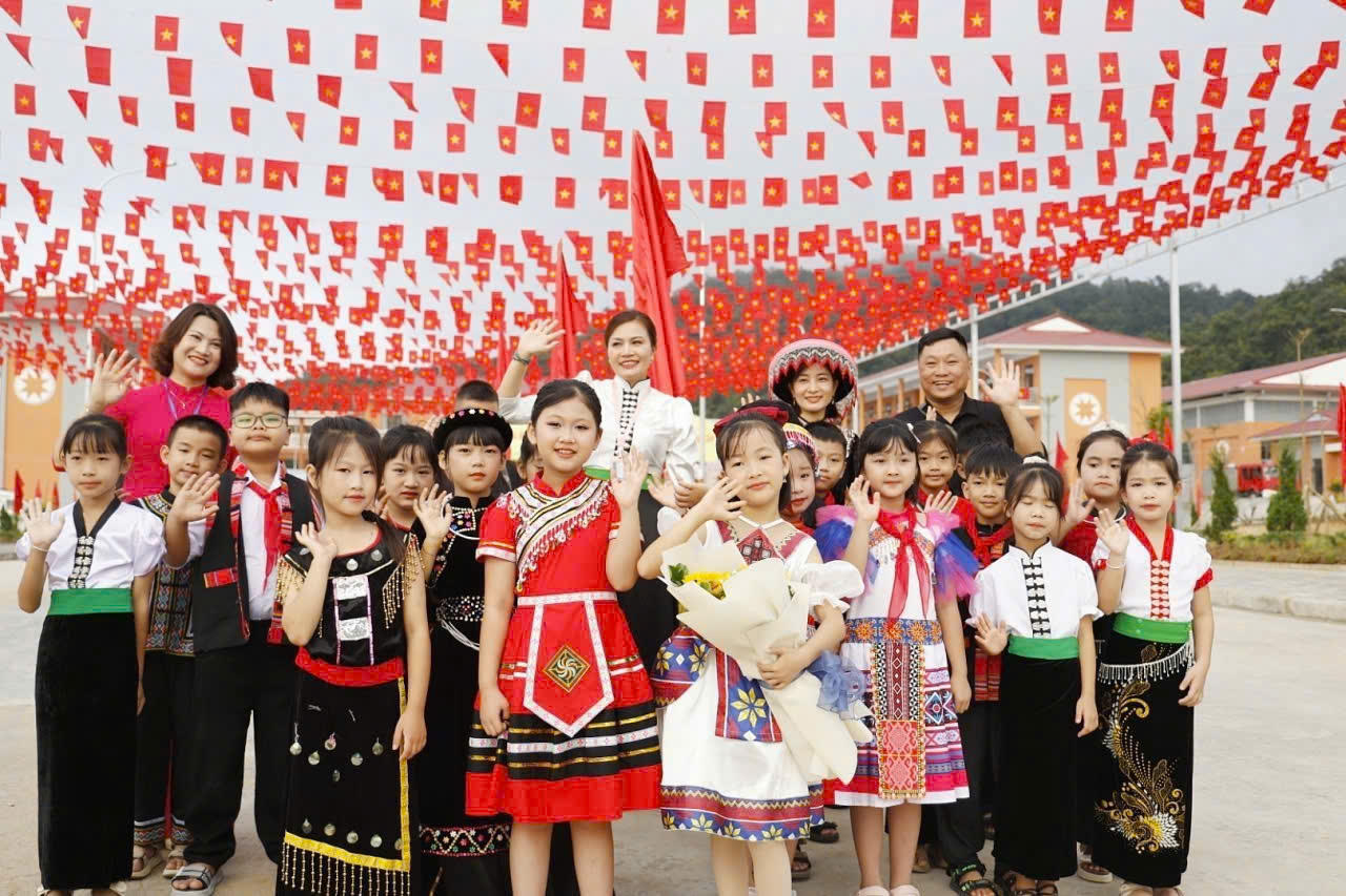 Thầy và trò Trường Phổ thông nội trú Tiểu học và THCS Thanh Nưa tại lễ khai giảng năm học mới (Ảnh: CTV).
