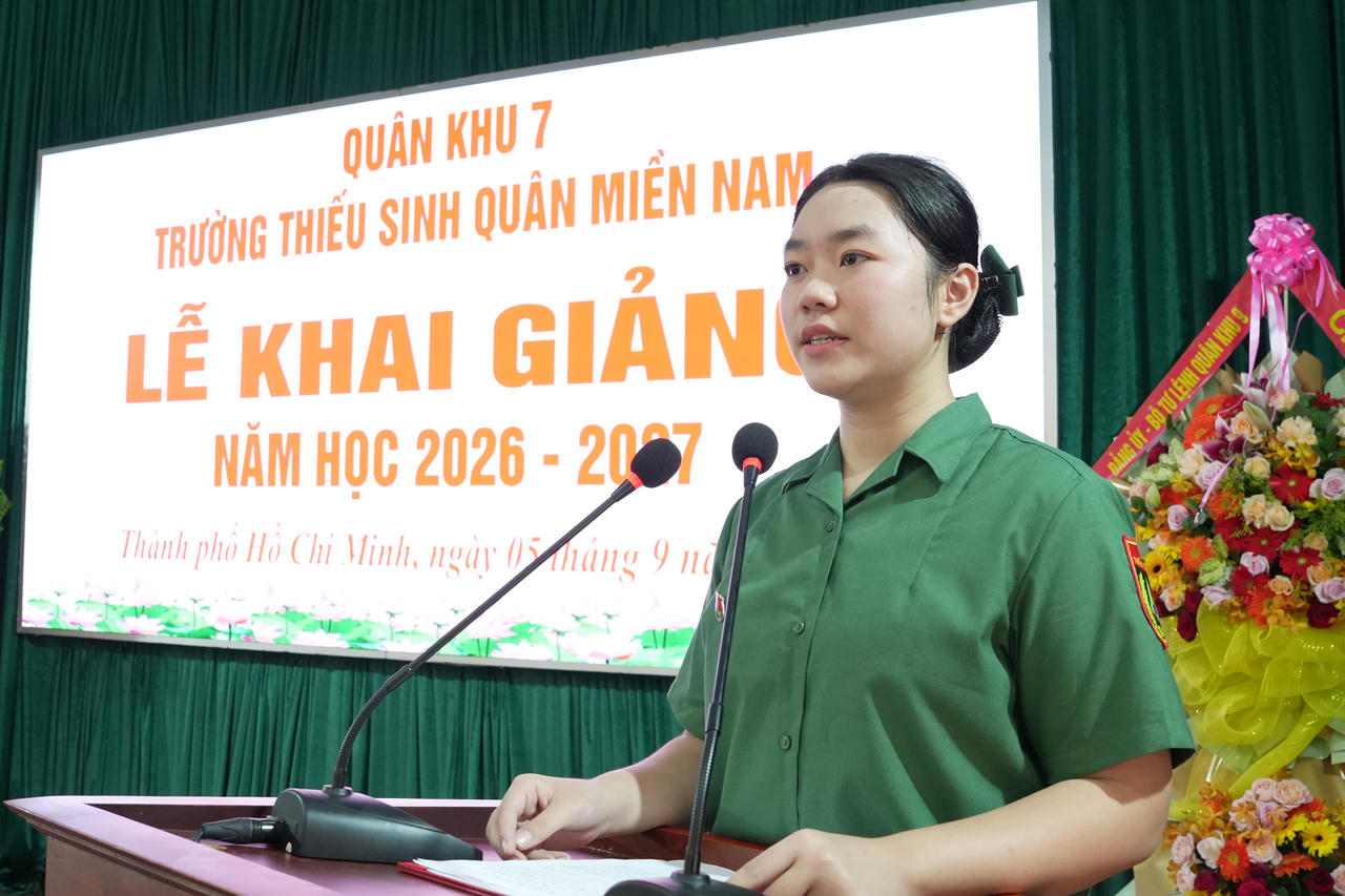 Em Trần Chiêu Anh, học sinh lớp 10, đại diện các em học sinh của trường hứa quyết tâm. Ảnh: Lê Huy