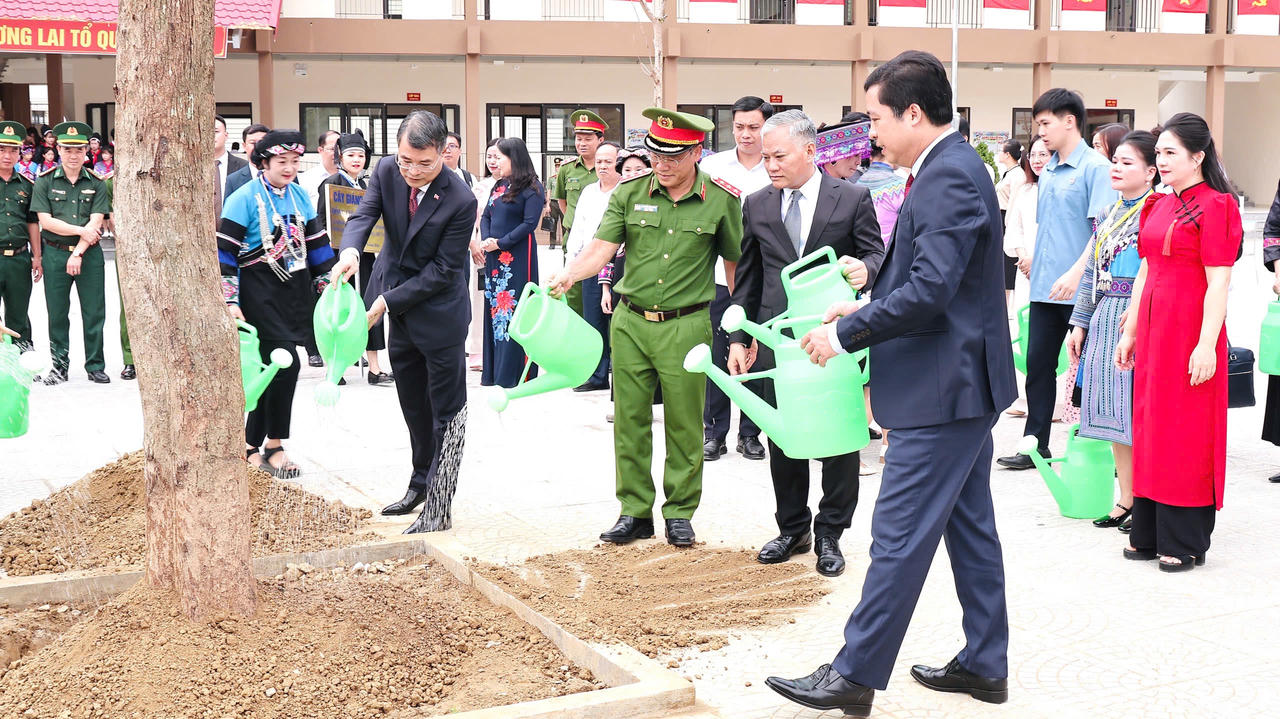 Thủ tướng Chính phủ cùng các đại biểu trồng cây lưu niệm tại khuôn viên nhà trường (Ảnh: Trường Hải).