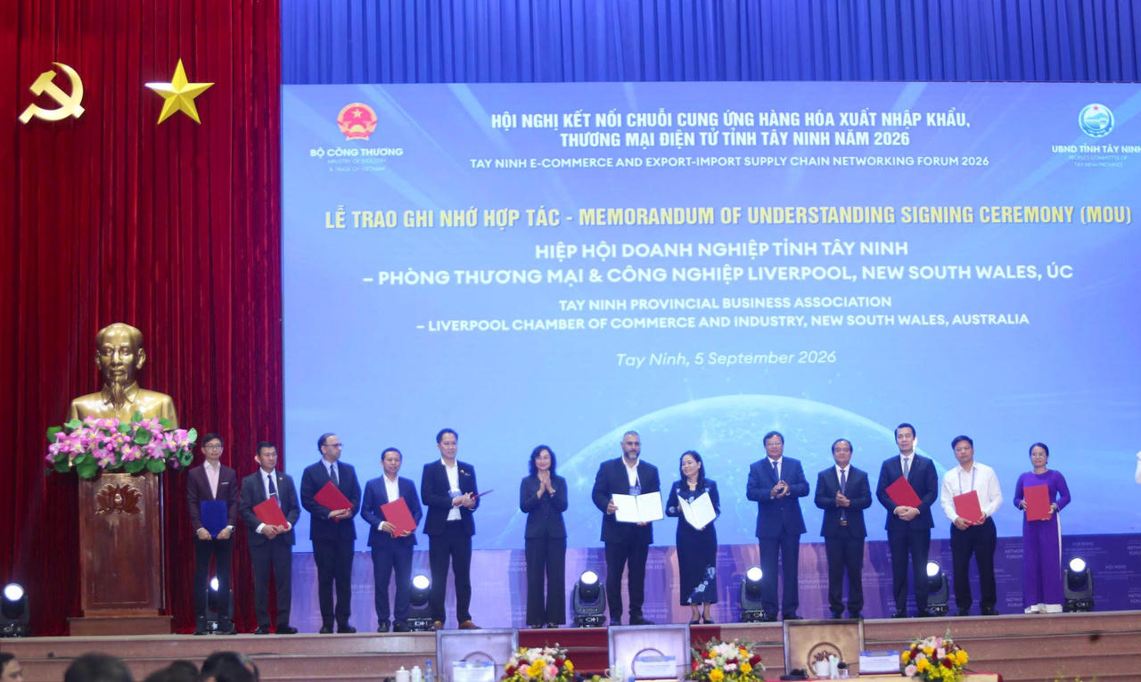 11 biên bản ghi nhớ hợp tác được ký kết trước sự chứng kiến của hàng trăm đại biểu (ảnh: Khánh Toàn)