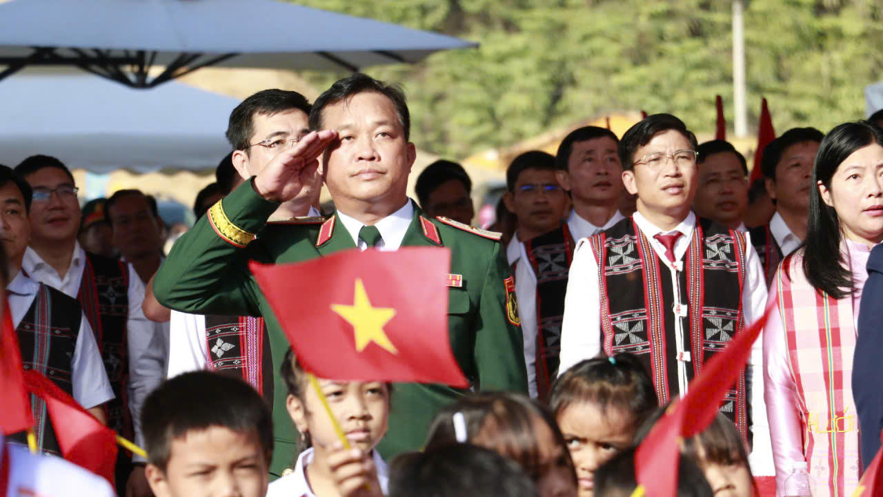 Đối với địa bàn biên giới, giáo dục còn có ý nghĩa lâu dài trong xây dựng con người, củng cố niềm tin của Nhân dân, tăng cường sự gắn bó giữa đồng bào các dân tộc với Đảng, Nhà nước và lực lượng vũ trang (ảnh Vân Anh)