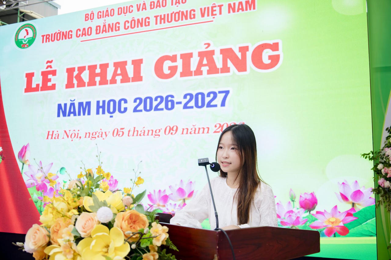 Cựu học sinh Quách Thị Phương Thảo – lớp VCI 12C9&nbsp;phát biểu cảm nghĩ.