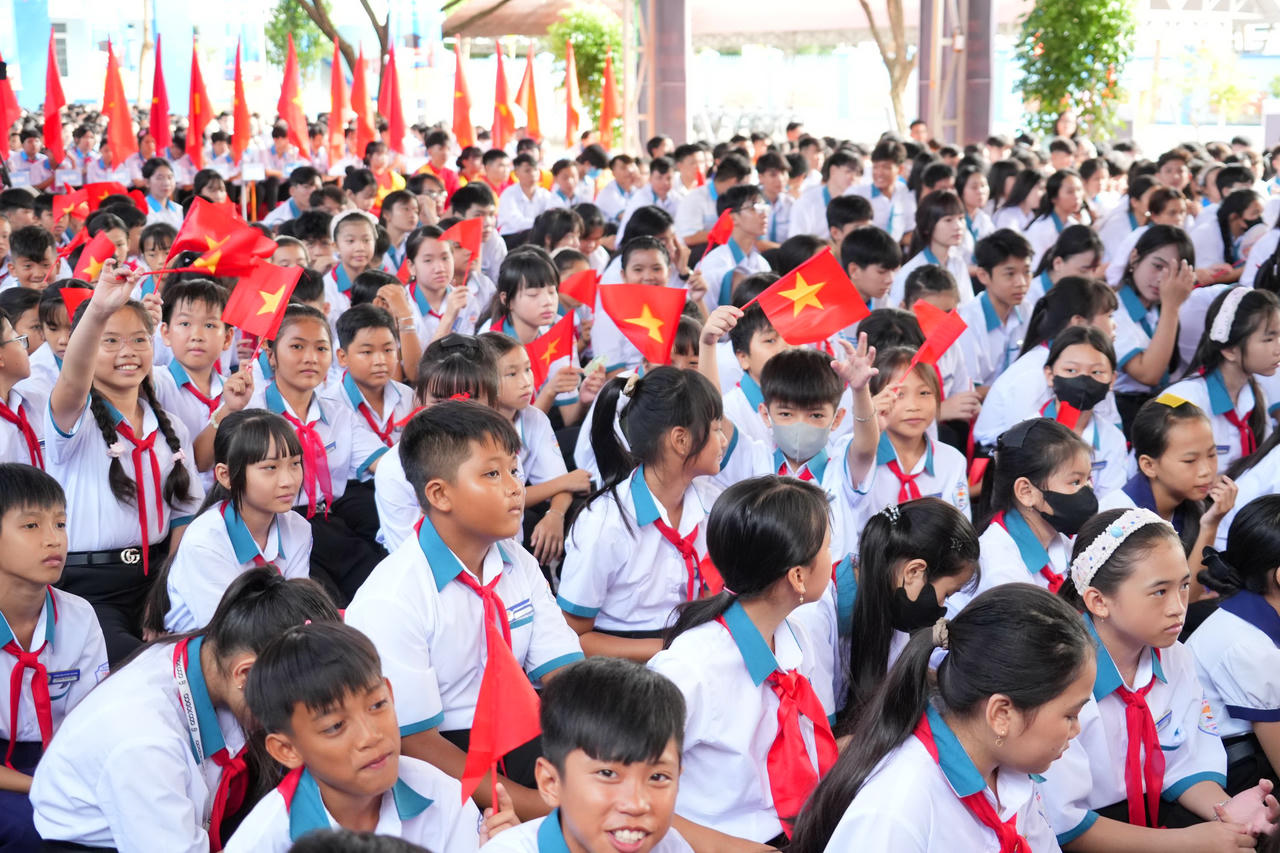 Học sinh tại Cà Mau phấn khởi bước vào năm học mới 2026-2027 (Ảnh: T.N).