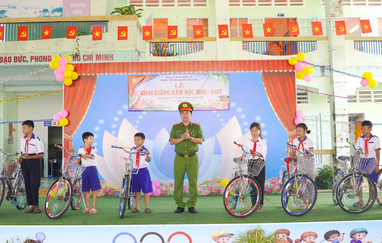 Lãnh đạo tỉnh Cà Mau dự khai giảng năm học mới